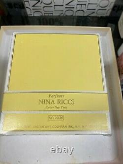 L'Air du Temps by Nina Ricci Perfumed Dusting Body Powder (6 oz)